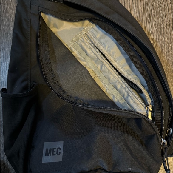 MEC brand crossbody sling bag - Picture 3 of 4
